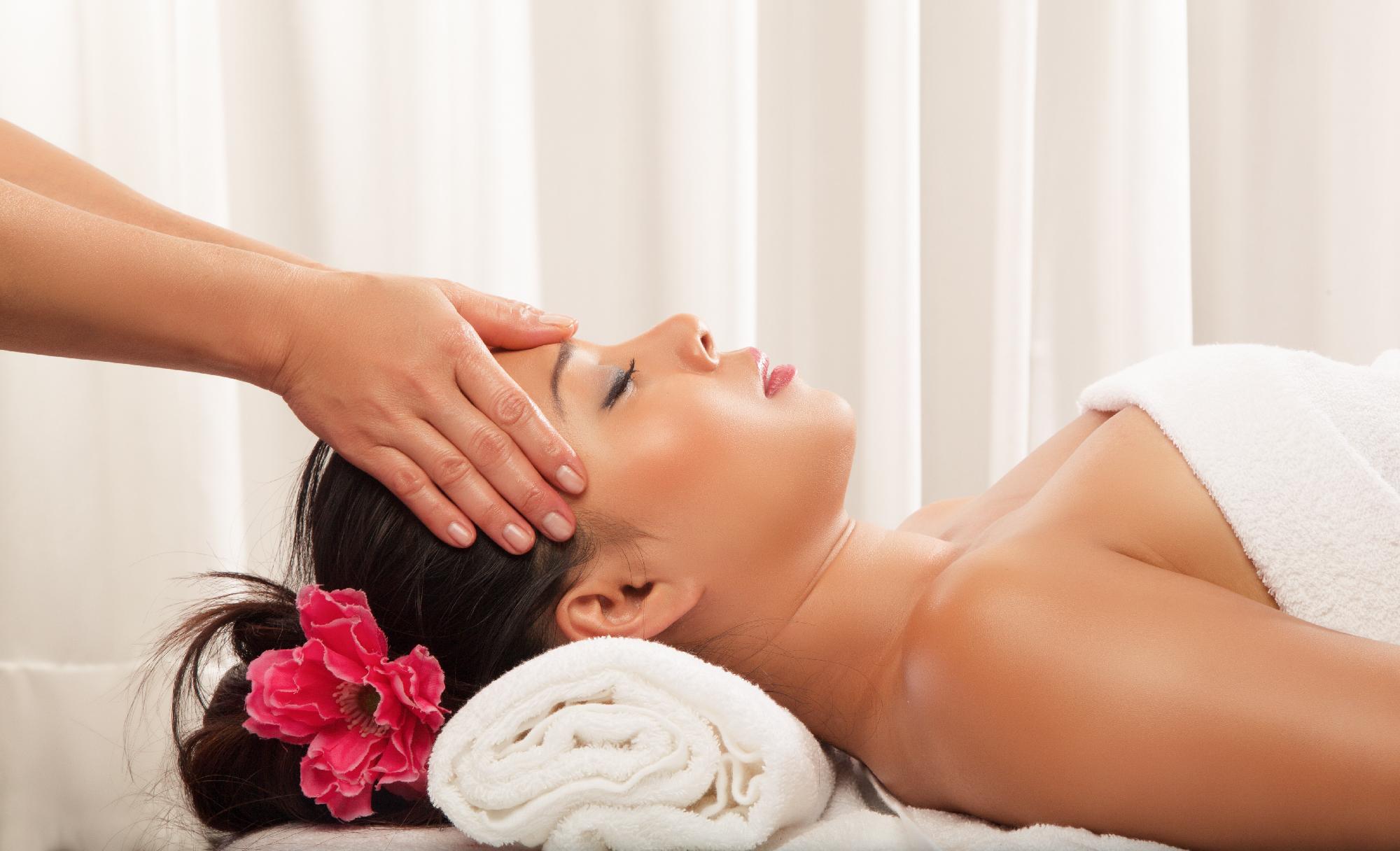 Kosmetikbehandlung im Gesicht